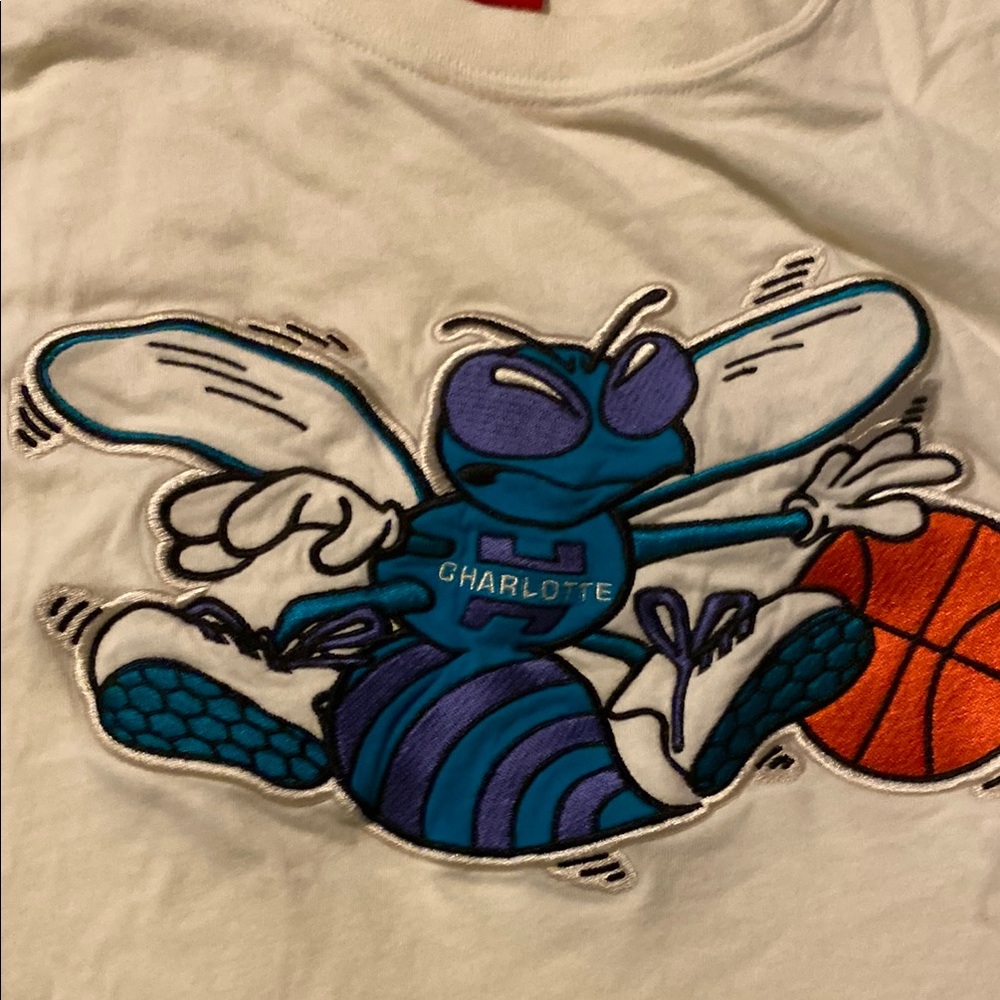 Vintage Mitchell & Ness Men’s Charlotte Hornets Cream and Blue T-Shirt - Picture 3 of 4